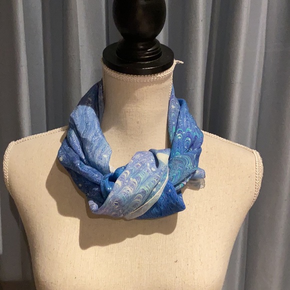 1988 Cosette Handmade marbled silk scarf, 56" x 11" Blue peacock pattern - Picture 10 of 16